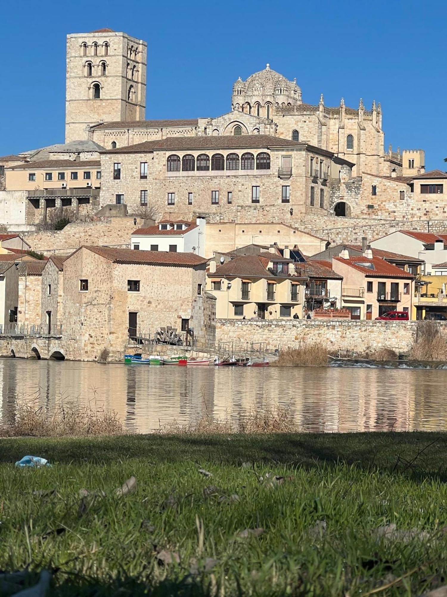 Hotel Puente De Piedra 사모라 외부 사진